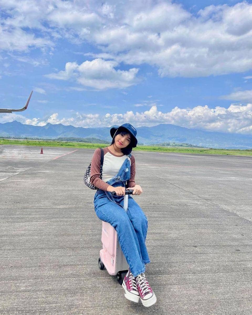 1. Tampil stylish saat berpergian, pilih setelan bomber jacket yang matching dengan bawahan rok. Nggak ketinggalan shoulder bag sebagai pelengkap., 2. OOTD serba hitam pakai t-shirt dan pleated skirt dijamin makin modis jika ditumpuk dengan denim jacket. Andalkan high boots yang trendi., 3. Bergaya playful pakai denim overall yang senada dengan bucket hat. Cukup pasangkan dengan sneakers yang nyaman dipakai jalan-jalan., 4. Siap-siap tampil chic pakai kombinasi bustier top dan cargo pants yang kekinian. Makin kece jika dilengkapi dengan aksesori baseball cap., 5. Jangan ragu coba padu-padan white hoodie dan leather skirt hitam buat OOTD liburan. Sempurnakan dengan sneakers berwarna senada.