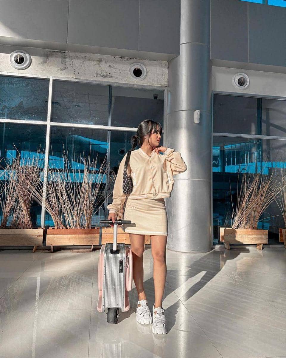 1. Tampil stylish saat berpergian, pilih setelan bomber jacket yang matching dengan bawahan rok. Nggak ketinggalan shoulder bag sebagai pelengkap., 2. OOTD serba hitam pakai t-shirt dan pleated skirt dijamin makin modis jika ditumpuk dengan denim jacket. Andalkan high boots yang trendi., 3. Bergaya playful pakai denim overall yang senada dengan bucket hat. Cukup pasangkan dengan sneakers yang nyaman dipakai jalan-jalan., 4. Siap-siap tampil chic pakai kombinasi bustier top dan cargo pants yang kekinian. Makin kece jika dilengkapi dengan aksesori baseball cap., 5. Jangan ragu coba padu-padan white hoodie dan leather skirt hitam buat OOTD liburan. Sempurnakan dengan sneakers berwarna senada.