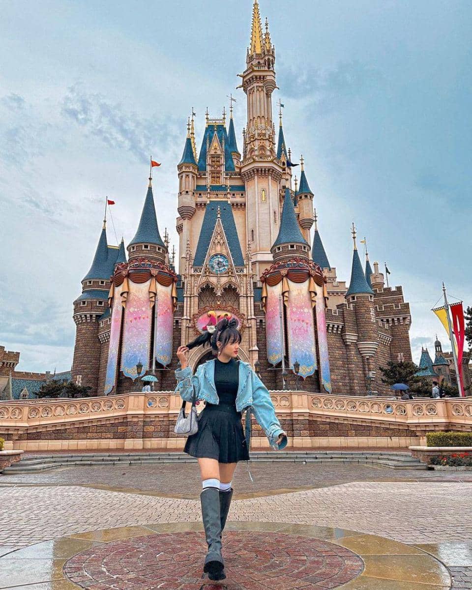 1. Tampil stylish saat berpergian, pilih setelan bomber jacket yang matching dengan bawahan rok. Nggak ketinggalan shoulder bag sebagai pelengkap., 2. OOTD serba hitam pakai t-shirt dan pleated skirt dijamin makin modis jika ditumpuk dengan denim jacket. Andalkan high boots yang trendi., 3. Bergaya playful pakai denim overall yang senada dengan bucket hat. Cukup pasangkan dengan sneakers yang nyaman dipakai jalan-jalan., 4. Siap-siap tampil chic pakai kombinasi bustier top dan cargo pants yang kekinian. Makin kece jika dilengkapi dengan aksesori baseball cap., 5. Jangan ragu coba padu-padan white hoodie dan leather skirt hitam buat OOTD liburan. Sempurnakan dengan sneakers berwarna senada.