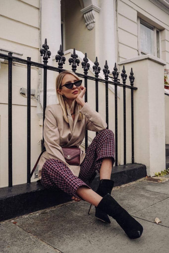 leoniehanne.com, 1. Ide gaya modis buat ke kantor, pasangkan blazer warna cream dengan plaid pants bernuansa merah marun. Nggak ketinggalan heeled boots sebagai pelengkap., 2. Saat cuaca mulai berangin, turtleneck warna cream bisa jadi pilihan. Tampak manis dengan bawahan pleated skirt merah marun., 3. Tampil chic pakai setelan coat yang matching dengan wide pants bernuansa cream. Andalkan sweater merah marun untuk layering., 4. Untuk gaya yang lebih kece, pilih cape coat serta skirt bahan kulit warna merah marun. Lengkapi dengan cream heels yang modis., 5. Leather skirt warna merah marun juga tampak chic dengan detail slit di bagian depannya. Pilih boots dan clutch berwarna senada, lengkap dengan knit top bernuansa cream.