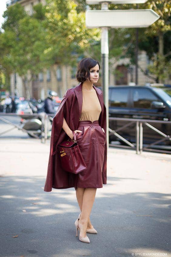 styledumonde.com, 1. Ide gaya modis buat ke kantor, pasangkan blazer warna cream dengan plaid pants bernuansa merah marun. Nggak ketinggalan heeled boots sebagai pelengkap., 2. Saat cuaca mulai berangin, turtleneck warna cream bisa jadi pilihan. Tampak manis dengan bawahan pleated skirt merah marun., 3. Tampil chic pakai setelan coat yang matching dengan wide pants bernuansa cream. Andalkan sweater merah marun untuk layering., 4. Untuk gaya yang lebih kece, pilih cape coat serta skirt bahan kulit warna merah marun. Lengkapi dengan cream heels yang modis., 5. Leather skirt warna merah marun juga tampak chic dengan detail slit di bagian depannya. Pilih boots dan clutch berwarna senada, lengkap dengan knit top bernuansa cream.