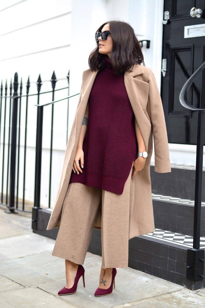 pinterest.com, 1. Ide gaya modis buat ke kantor, pasangkan blazer warna cream dengan plaid pants bernuansa merah marun. Nggak ketinggalan heeled boots sebagai pelengkap., 2. Saat cuaca mulai berangin, turtleneck warna cream bisa jadi pilihan. Tampak manis dengan bawahan pleated skirt merah marun., 3. Tampil chic pakai setelan coat yang matching dengan wide pants bernuansa cream. Andalkan sweater merah marun untuk layering., 4. Untuk gaya yang lebih kece, pilih cape coat serta skirt bahan kulit warna merah marun. Lengkapi dengan cream heels yang modis., 5. Leather skirt warna merah marun juga tampak chic dengan detail slit di bagian depannya. Pilih boots dan clutch berwarna senada, lengkap dengan knit top bernuansa cream.