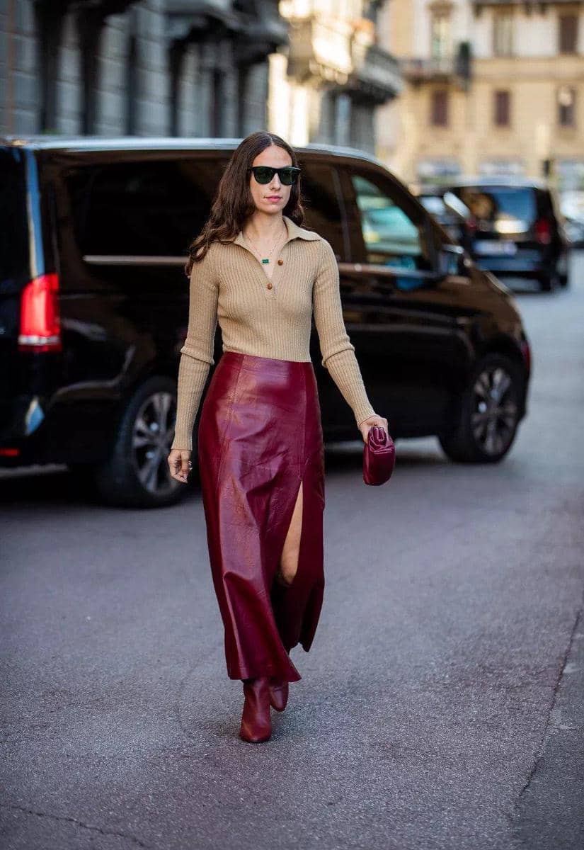 harpersbazaar.com, 1. Ide gaya modis buat ke kantor, pasangkan blazer warna cream dengan plaid pants bernuansa merah marun. Nggak ketinggalan heeled boots sebagai pelengkap., 2. Saat cuaca mulai berangin, turtleneck warna cream bisa jadi pilihan. Tampak manis dengan bawahan pleated skirt merah marun., 3. Tampil chic pakai setelan coat yang matching dengan wide pants bernuansa cream. Andalkan sweater merah marun untuk layering., 4. Untuk gaya yang lebih kece, pilih cape coat serta skirt bahan kulit warna merah marun. Lengkapi dengan cream heels yang modis., 5. Leather skirt warna merah marun juga tampak chic dengan detail slit di bagian depannya. Pilih boots dan clutch berwarna senada, lengkap dengan knit top bernuansa cream.