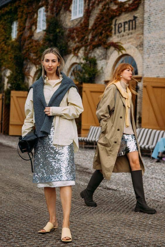 pinterest.com, 1. Siap-siap tampil kece dengan kombinasi silver croco pants dan distressed leather jacket yang kekinian. Tambahkan aksesori sunnies sebagai pelengkap., 2. Jangan ragu tampil stand out dengan perpaduan sequin shirt dress dan knee-high boots serba silver. Makin modis dengan tambahan hand bag., 3. Silver skirt juga cocok dipakai untuk smart casual outfit, lho. Perpaduan dengan kemeja atau turtleneck bisa jadi andalan., 4. Gampang di-mix &amp; match dengan berbagai warna, coba kenakan silver cropped jacket dengan OOTD bernuansa hijau. Pilih green jeans dan neon shoulder bag yang senada., 5. Ciptakan gaya elegan pakai padu-padan silver dress dan blazer. Sempurnakan dengan mary-jane heels, cocok dipakai untuk dinner atau date night.