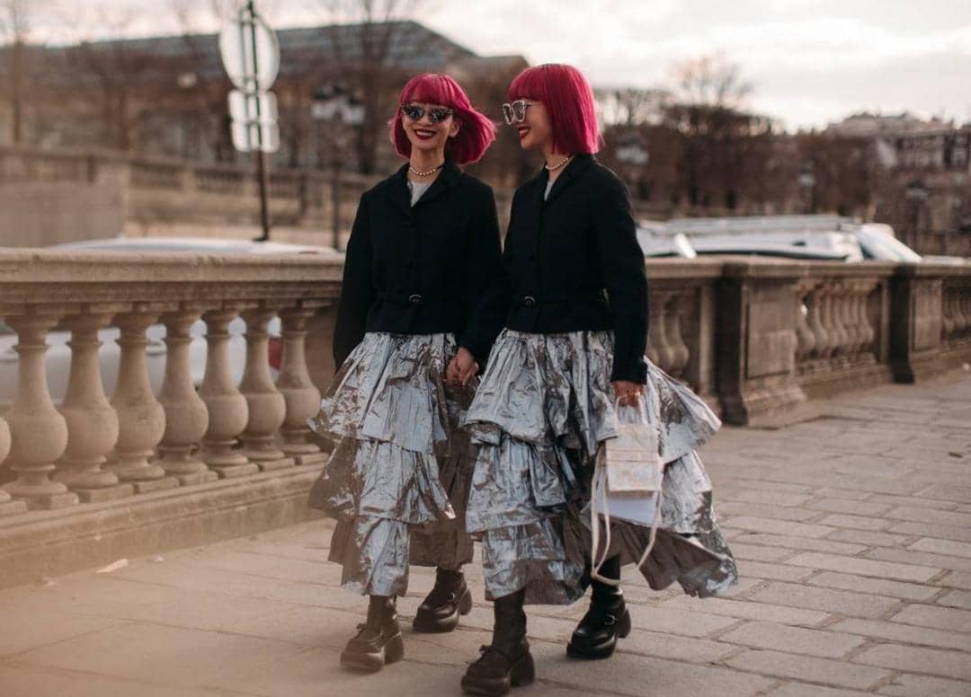 fashionunited.com, 1. Siap-siap tampil kece dengan kombinasi silver croco pants dan distressed leather jacket yang kekinian. Tambahkan aksesori sunnies sebagai pelengkap., 2. Jangan ragu tampil stand out dengan perpaduan sequin shirt dress dan knee-high boots serba silver. Makin modis dengan tambahan hand bag., 3. Silver skirt juga cocok dipakai untuk smart casual outfit, lho. Perpaduan dengan kemeja atau turtleneck bisa jadi andalan., 4. Gampang di-mix &amp; match dengan berbagai warna, coba kenakan silver cropped jacket dengan OOTD bernuansa hijau. Pilih green jeans dan neon shoulder bag yang senada., 5. Ciptakan gaya elegan pakai padu-padan silver dress dan blazer. Sempurnakan dengan mary-jane heels, cocok dipakai untuk dinner atau date night.