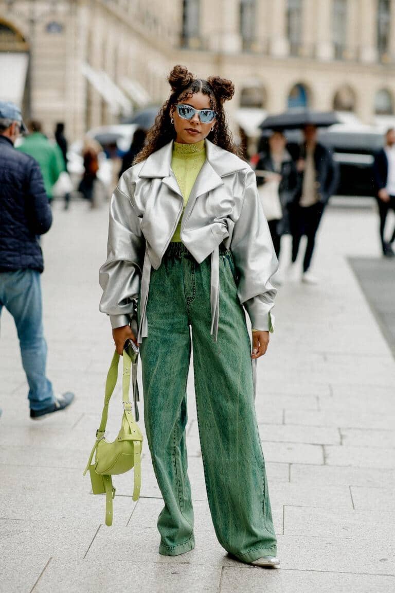 coordisnap.com, 1. Siap-siap tampil kece dengan kombinasi silver croco pants dan distressed leather jacket yang kekinian. Tambahkan aksesori sunnies sebagai pelengkap., 2. Jangan ragu tampil stand out dengan perpaduan sequin shirt dress dan knee-high boots serba silver. Makin modis dengan tambahan hand bag., 3. Silver skirt juga cocok dipakai untuk smart casual outfit, lho. Perpaduan dengan kemeja atau turtleneck bisa jadi andalan., 4. Gampang di-mix &amp; match dengan berbagai warna, coba kenakan silver cropped jacket dengan OOTD bernuansa hijau. Pilih green jeans dan neon shoulder bag yang senada., 5. Ciptakan gaya elegan pakai padu-padan silver dress dan blazer. Sempurnakan dengan mary-jane heels, cocok dipakai untuk dinner atau date night.