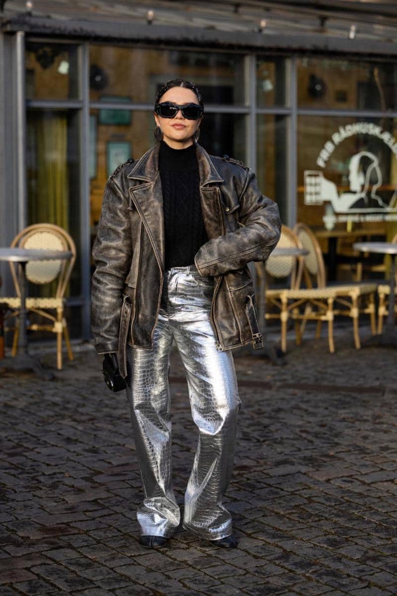 pinterest.com, 1. Siap-siap tampil kece dengan kombinasi silver croco pants dan distressed leather jacket yang kekinian. Tambahkan aksesori sunnies sebagai pelengkap., 2. Jangan ragu tampil stand out dengan perpaduan sequin shirt dress dan knee-high boots serba silver. Makin modis dengan tambahan hand bag., 3. Silver skirt juga cocok dipakai untuk smart casual outfit, lho. Perpaduan dengan kemeja atau turtleneck bisa jadi andalan., 4. Gampang di-mix &amp; match dengan berbagai warna, coba kenakan silver cropped jacket dengan OOTD bernuansa hijau. Pilih green jeans dan neon shoulder bag yang senada., 5. Ciptakan gaya elegan pakai padu-padan silver dress dan blazer. Sempurnakan dengan mary-jane heels, cocok dipakai untuk dinner atau date night.