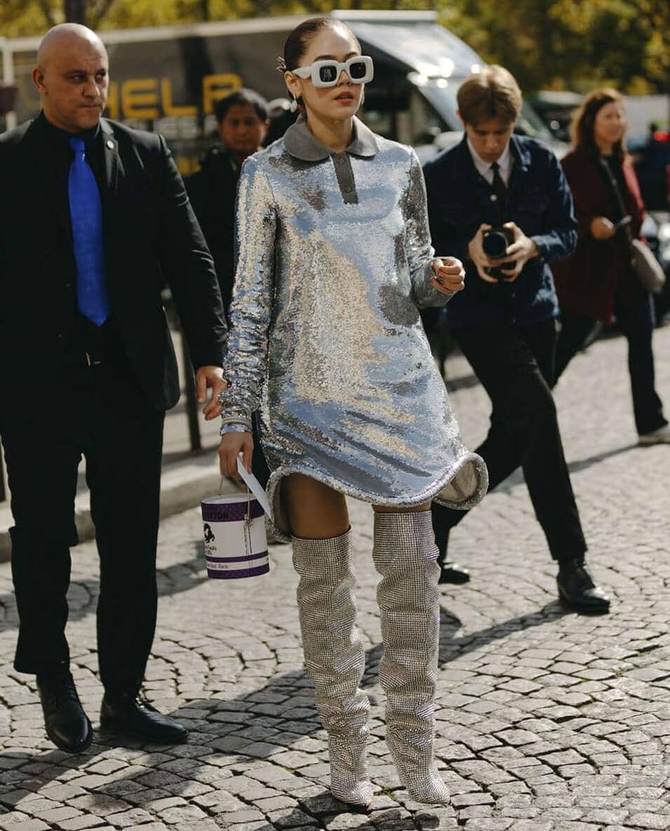 selfridges.com, 1. Siap-siap tampil kece dengan kombinasi silver croco pants dan distressed leather jacket yang kekinian. Tambahkan aksesori sunnies sebagai pelengkap., 2. Jangan ragu tampil stand out dengan perpaduan sequin shirt dress dan knee-high boots serba silver. Makin modis dengan tambahan hand bag., 3. Silver skirt juga cocok dipakai untuk smart casual outfit, lho. Perpaduan dengan kemeja atau turtleneck bisa jadi andalan., 4. Gampang di-mix &amp; match dengan berbagai warna, coba kenakan silver cropped jacket dengan OOTD bernuansa hijau. Pilih green jeans dan neon shoulder bag yang senada., 5. Ciptakan gaya elegan pakai padu-padan silver dress dan blazer. Sempurnakan dengan mary-jane heels, cocok dipakai untuk dinner atau date night.