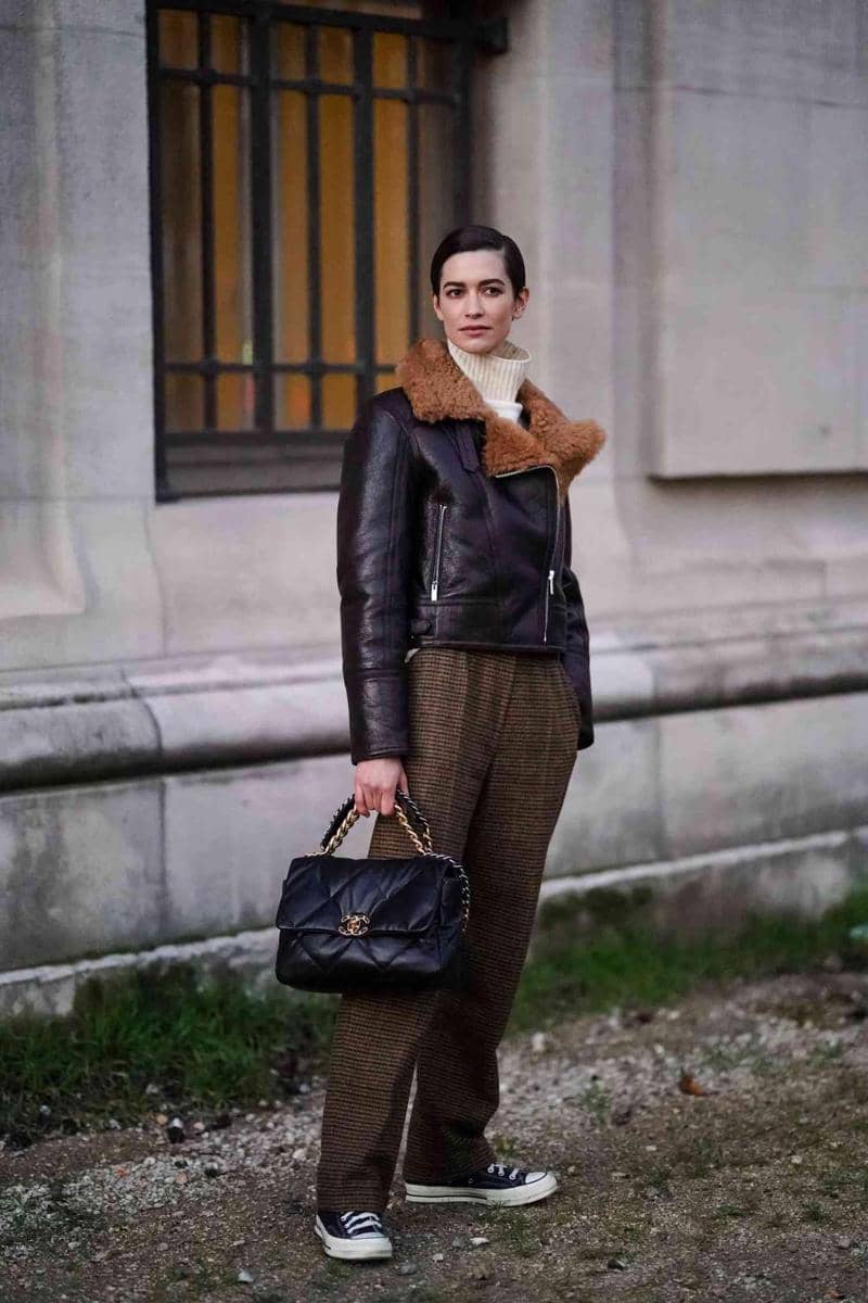 1. Outfit kece buat ke kantor, coba tumpuk leather coat hitam dengan knit top dan skirt serba cokelat. Tambahkan sling bag berwarna senada., 2. Kalau untuk outfit kuliah, perpaduan aviator jacket dan tartan pants serba cokelat tampak modis. Sempurnakan dengan tote bag dan sepatu Converse serba hitam., 3. Curi perhatian saat hadiri pesta pakai sequin skirt bernuansa cokelat. Pasangkan dengan cropped jacket dan hand bag hitam., 4. Ide outfit untuk first date yang tampak chic, kenakan belted blazer cokelat dan black pants. Makin modis dengan pelengkap high boots., 5. Tampil effortlessly chic dengan strapless dress hitam untuk hadiri undangan dinner. Anti ribet, tumpuk dengan coat cokelat dan aksesori gold necklace.