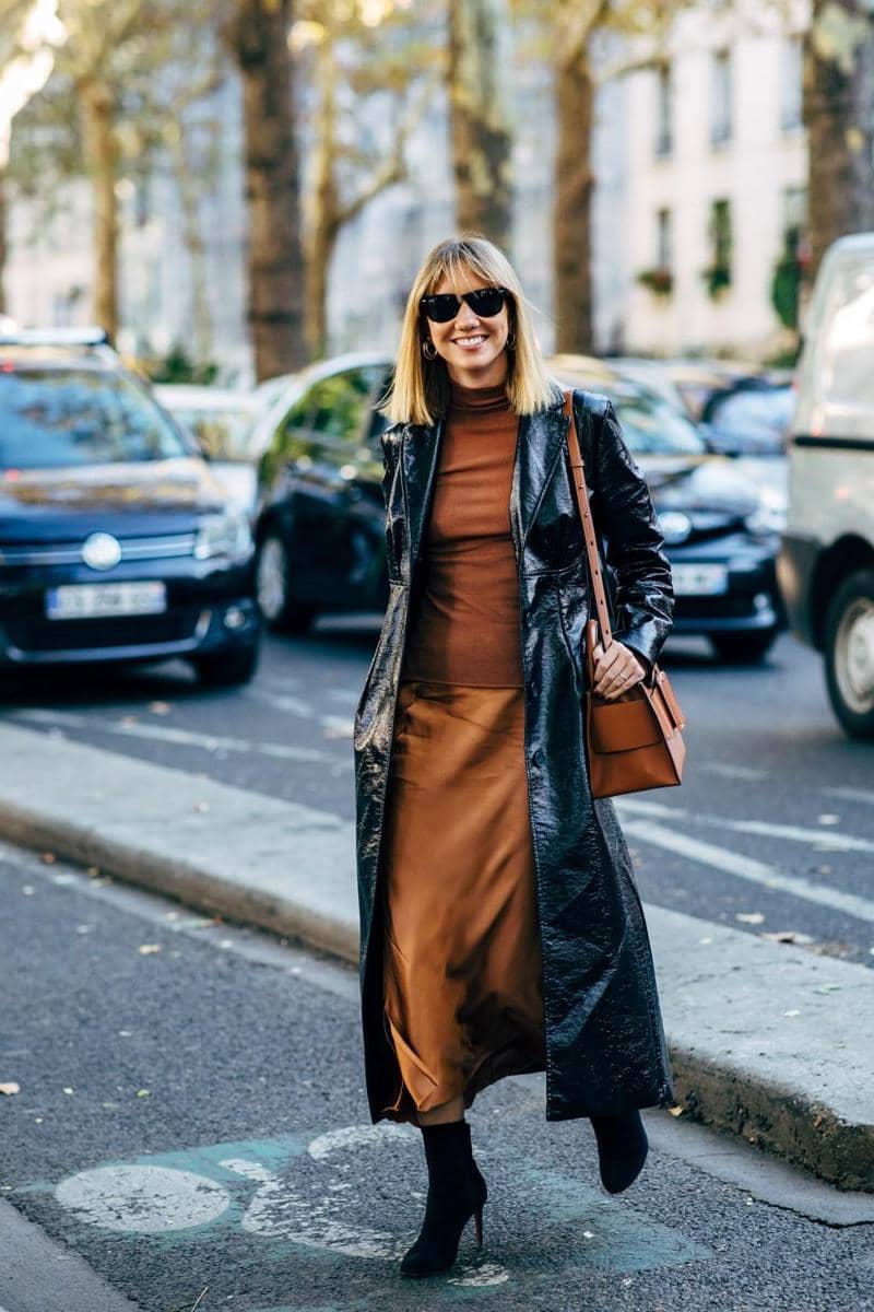 1. Outfit kece buat ke kantor, coba tumpuk leather coat hitam dengan knit top dan skirt serba cokelat. Tambahkan sling bag berwarna senada., 2. Kalau untuk outfit kuliah, perpaduan aviator jacket dan tartan pants serba cokelat tampak modis. Sempurnakan dengan tote bag dan sepatu Converse serba hitam., 3. Curi perhatian saat hadiri pesta pakai sequin skirt bernuansa cokelat. Pasangkan dengan cropped jacket dan hand bag hitam., 4. Ide outfit untuk first date yang tampak chic, kenakan belted blazer cokelat dan black pants. Makin modis dengan pelengkap high boots., 5. Tampil effortlessly chic dengan strapless dress hitam untuk hadiri undangan dinner. Anti ribet, tumpuk dengan coat cokelat dan aksesori gold necklace.