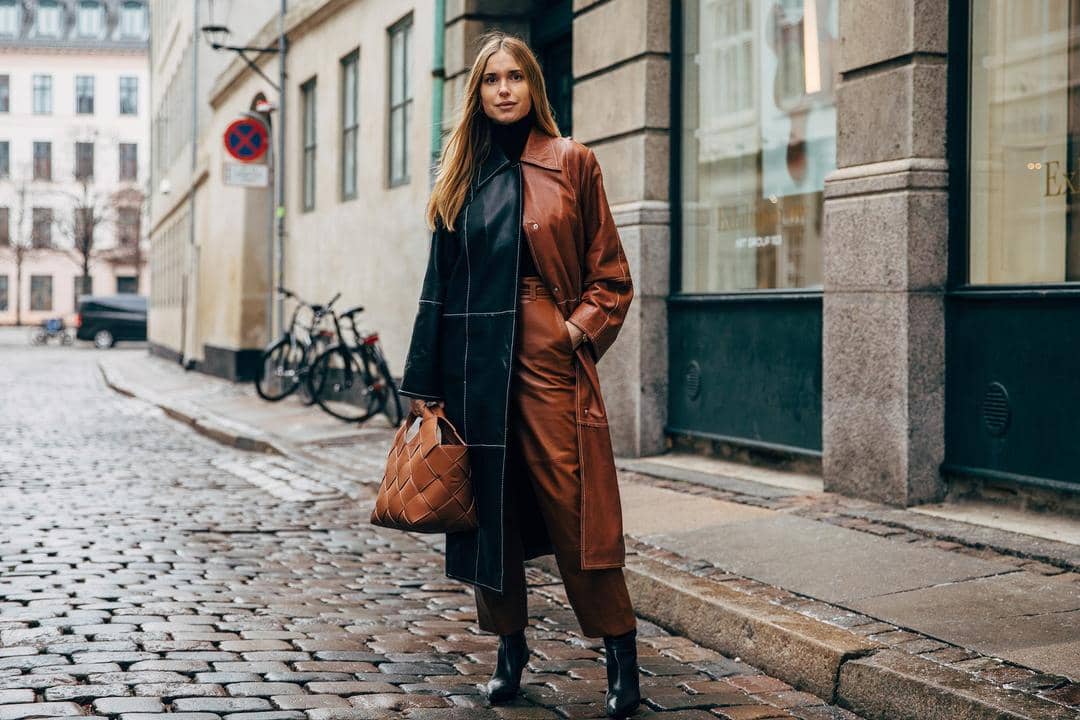 1. Outfit kece buat ke kantor, coba tumpuk leather coat hitam dengan knit top dan skirt serba cokelat. Tambahkan sling bag berwarna senada., 2. Kalau untuk outfit kuliah, perpaduan aviator jacket dan tartan pants serba cokelat tampak modis. Sempurnakan dengan tote bag dan sepatu Converse serba hitam., 3. Curi perhatian saat hadiri pesta pakai sequin skirt bernuansa cokelat. Pasangkan dengan cropped jacket dan hand bag hitam., 4. Ide outfit untuk first date yang tampak chic, kenakan belted blazer cokelat dan black pants. Makin modis dengan pelengkap high boots., 5. Tampil effortlessly chic dengan strapless dress hitam untuk hadiri undangan dinner. Anti ribet, tumpuk dengan coat cokelat dan aksesori gold necklace.