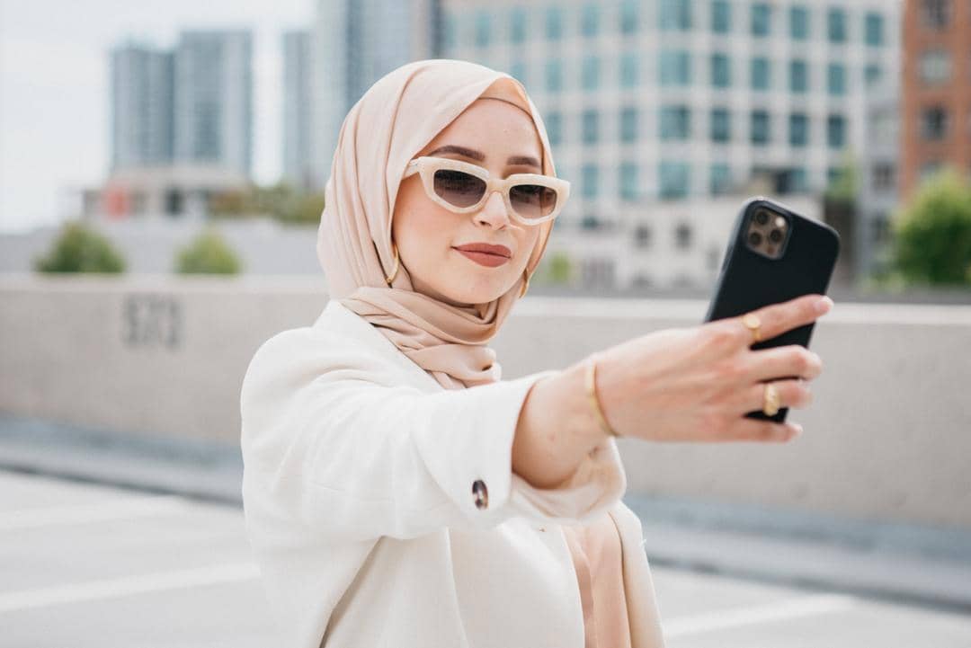 pinterest.com, 1. Gaya selfie kekinian di dalam mobil, coba arahkan wajah ke depan kamera dengan menundukkan sedikit kepalamu. Ini bisa jadi trik agar wajah nggak terlihat bulat saat memakai hijab., 2. Tampil playful dengan kolase foto selfie menggunakan timer. Ambil bangku dan berpose sambil duduk, lalu tunjukkan ekspresi terbaikmu., 3. Trik selfie yang lagi tren, gunakan kamera belakang dan atur pakai wide lens atau mode 0,5x. Cara ini bisa jadi andalan buat kamu yang nggak suka foto selfie yang terlalu nge-zoom., 4. Kalau ingin sekalian menampilkan OOTD modismu, foto mirror-selfie jawabannya. Arahkan kamera ke depan cermin untuk berpose dengan full-body., 5. Buat kamu yang masih kaku foto sendiri, selfie bersama teman atau keluarga terkasih juga nggak masalah. Foto selfie pun dijamin kelihatan lebih natural.