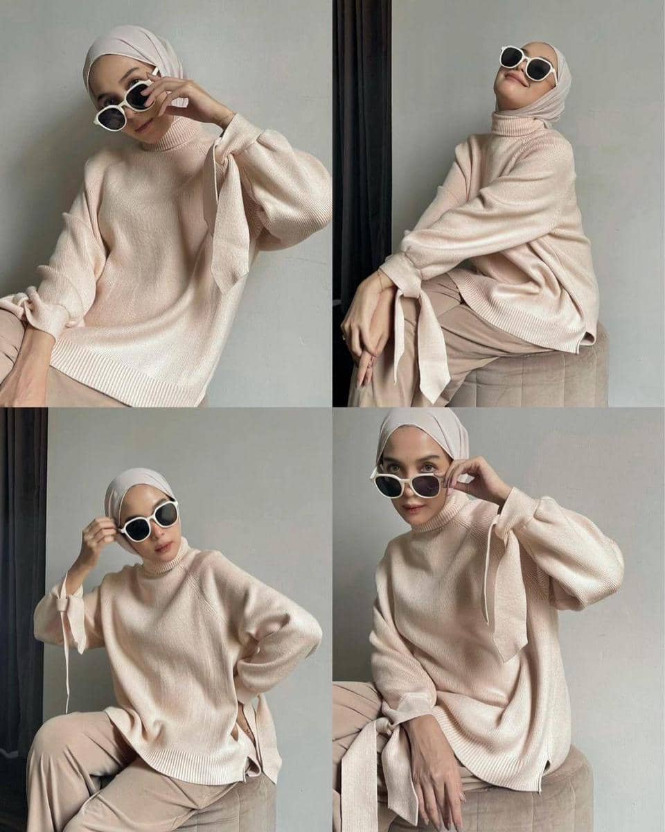 instagram.com/hamidahrachmayanti, 1. Gaya selfie kekinian di dalam mobil, coba arahkan wajah ke depan kamera dengan menundukkan sedikit kepalamu. Ini bisa jadi trik agar wajah nggak terlihat bulat saat memakai hijab., 2. Tampil playful dengan kolase foto selfie menggunakan timer. Ambil bangku dan berpose sambil duduk, lalu tunjukkan ekspresi terbaikmu., 3. Trik selfie yang lagi tren, gunakan kamera belakang dan atur pakai wide lens atau mode 0,5x. Cara ini bisa jadi andalan buat kamu yang nggak suka foto selfie yang terlalu nge-zoom., 4. Kalau ingin sekalian menampilkan OOTD modismu, foto mirror-selfie jawabannya. Arahkan kamera ke depan cermin untuk berpose dengan full-body., 5. Buat kamu yang masih kaku foto sendiri, selfie bersama teman atau keluarga terkasih juga nggak masalah. Foto selfie pun dijamin kelihatan lebih natural.