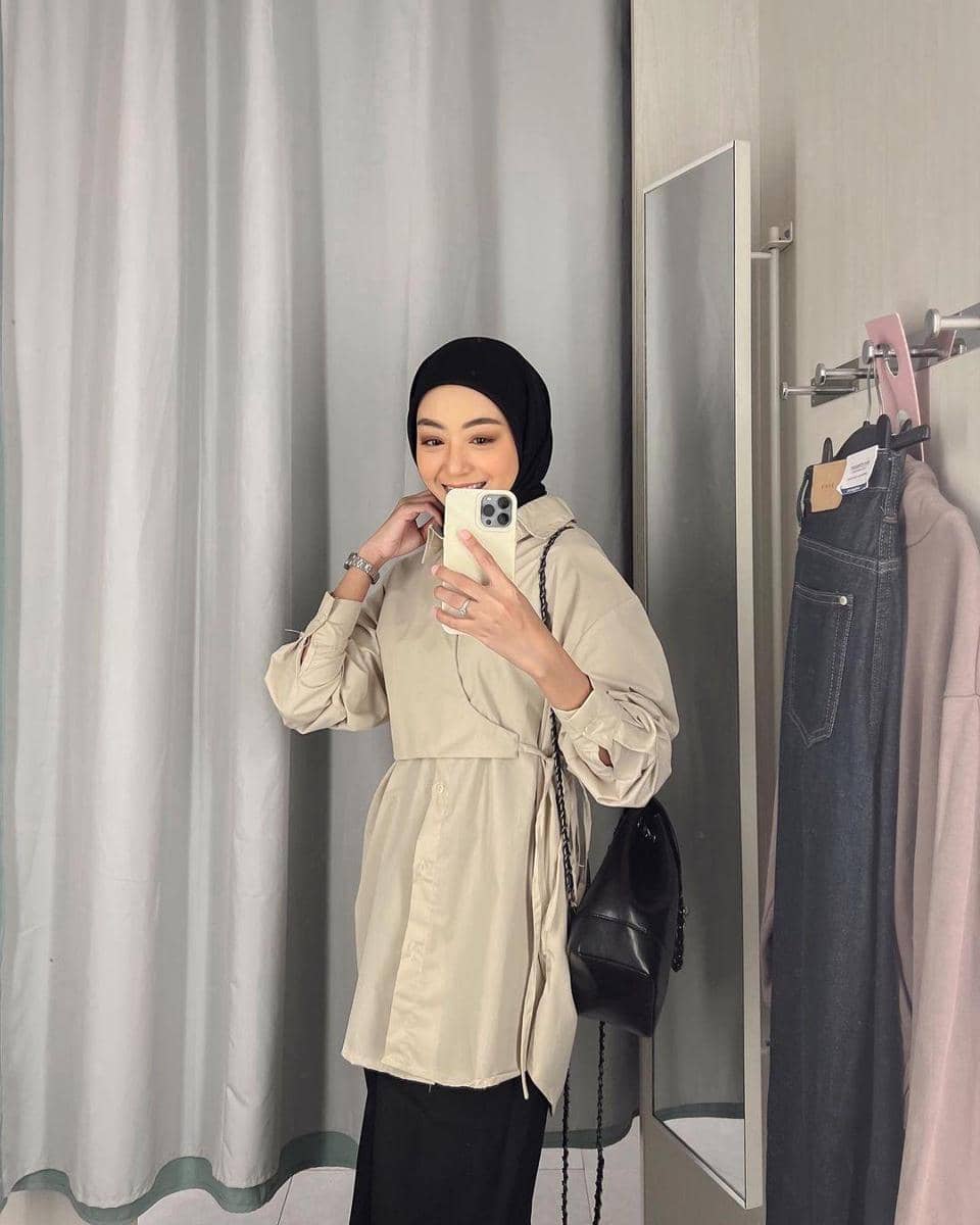 instagram.com/meiraniap, 1. Gaya selfie kekinian di dalam mobil, coba arahkan wajah ke depan kamera dengan menundukkan sedikit kepalamu. Ini bisa jadi trik agar wajah nggak terlihat bulat saat memakai hijab., 2. Tampil playful dengan kolase foto selfie menggunakan timer. Ambil bangku dan berpose sambil duduk, lalu tunjukkan ekspresi terbaikmu., 3. Trik selfie yang lagi tren, gunakan kamera belakang dan atur pakai wide lens atau mode 0,5x. Cara ini bisa jadi andalan buat kamu yang nggak suka foto selfie yang terlalu nge-zoom., 4. Kalau ingin sekalian menampilkan OOTD modismu, foto mirror-selfie jawabannya. Arahkan kamera ke depan cermin untuk berpose dengan full-body., 5. Buat kamu yang masih kaku foto sendiri, selfie bersama teman atau keluarga terkasih juga nggak masalah. Foto selfie pun dijamin kelihatan lebih natural.