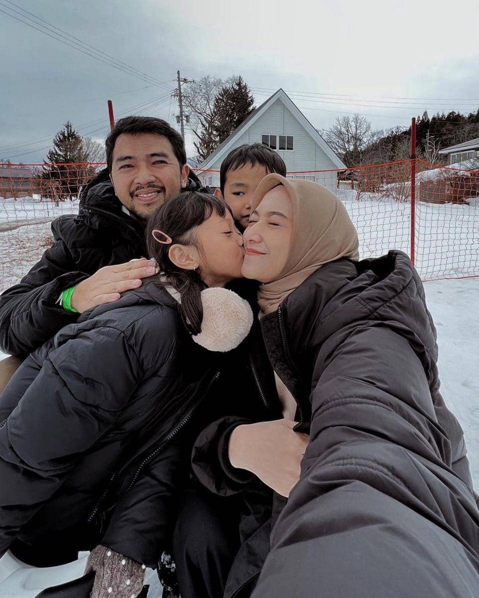instagram.com/nisacookie, 1. Gaya selfie kekinian di dalam mobil, coba arahkan wajah ke depan kamera dengan menundukkan sedikit kepalamu. Ini bisa jadi trik agar wajah nggak terlihat bulat saat memakai hijab., 2. Tampil playful dengan kolase foto selfie menggunakan timer. Ambil bangku dan berpose sambil duduk, lalu tunjukkan ekspresi terbaikmu., 3. Trik selfie yang lagi tren, gunakan kamera belakang dan atur pakai wide lens atau mode 0,5x. Cara ini bisa jadi andalan buat kamu yang nggak suka foto selfie yang terlalu nge-zoom., 4. Kalau ingin sekalian menampilkan OOTD modismu, foto mirror-selfie jawabannya. Arahkan kamera ke depan cermin untuk berpose dengan full-body., 5. Buat kamu yang masih kaku foto sendiri, selfie bersama teman atau keluarga terkasih juga nggak masalah. Foto selfie pun dijamin kelihatan lebih natural.