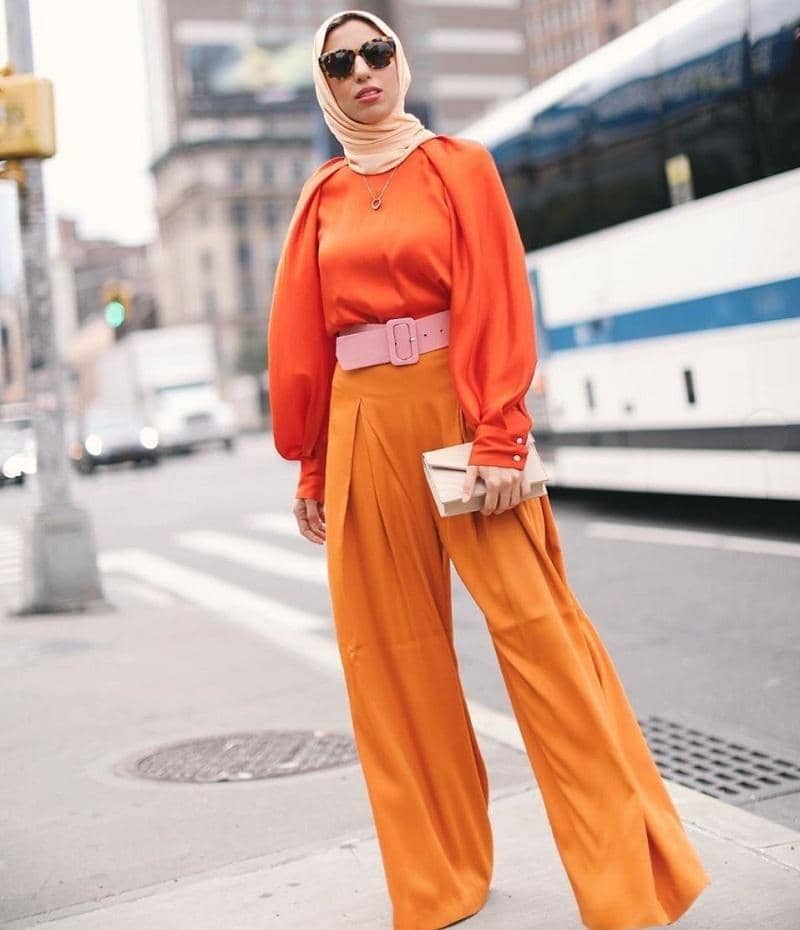 pinterest.com, 1. Coat bernuansa oranye cocok dipasangkan dengan outfit serba netral. Kombinasi crewneck dan hijab warna cokelat bisa jadi andalan., 2. Jangan ragu memadukan tie-waist dress oranye dengan warna mencolok lainnya. Pilih hijab dan shoulder bag serba warna electric blue yang kece., 3. Hijab putih memang cocok dipasangkan dengan warna apa pun, termasuk sweater oranye. Makin modis pakai white quilted vest sebagai pelengkap., 4. Selain putih, hijab hitam juga nggak pernah gagal untuk outfit apa pun. Kenakan kemeja oranye dan bawahan cargo pants, lengkap dengan square-toe heels yang kekinian., 5. Padu-padan blus dan wide pants serba oranye tampak senada dengan hijab krem yang simpel. Tambahkan pink belt untuk mempermanis penampilan.