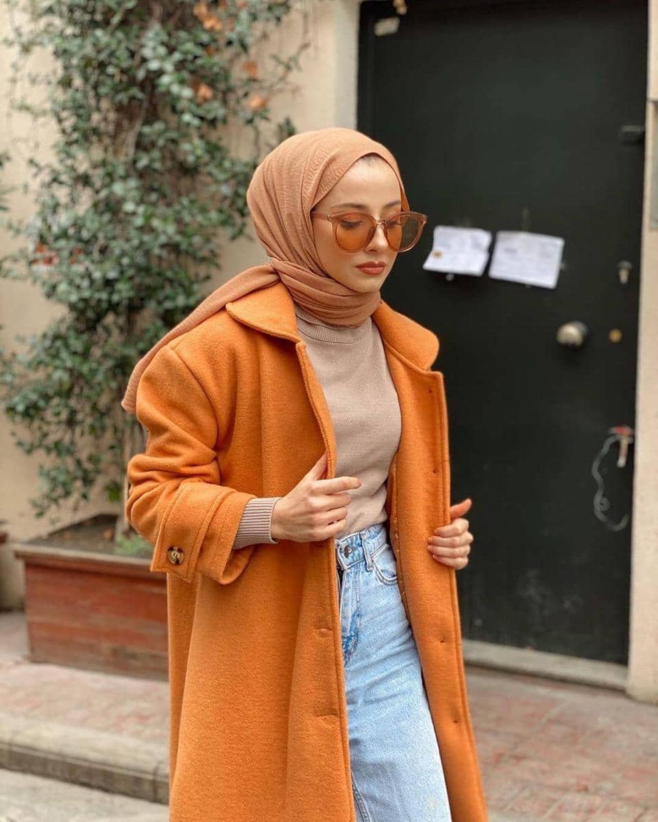 pinterest.com, 1. Coat bernuansa oranye cocok dipasangkan dengan outfit serba netral. Kombinasi crewneck dan hijab warna cokelat bisa jadi andalan., 2. Jangan ragu memadukan tie-waist dress oranye dengan warna mencolok lainnya. Pilih hijab dan shoulder bag serba warna electric blue yang kece., 3. Hijab putih memang cocok dipasangkan dengan warna apa pun, termasuk sweater oranye. Makin modis pakai white quilted vest sebagai pelengkap., 4. Selain putih, hijab hitam juga nggak pernah gagal untuk outfit apa pun. Kenakan kemeja oranye dan bawahan cargo pants, lengkap dengan square-toe heels yang kekinian., 5. Padu-padan blus dan wide pants serba oranye tampak senada dengan hijab krem yang simpel. Tambahkan pink belt untuk mempermanis penampilan.