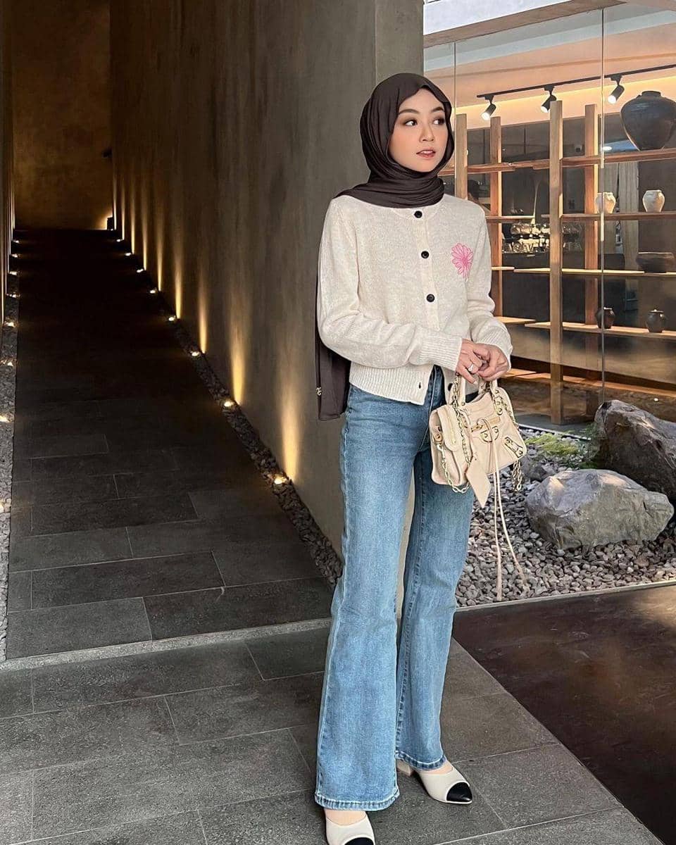instagram.com/meiraniap, 1. Outfit Hijab dengan Celana Cutbray Denim, 2. Outfit Monokrom Celana Cutbray Wanita Berhijab, 3. Outfit Hijab Pakai Celana Cutbray dan Outer, 4. Celana Cutbray Wanita Berhijab Pakai kemeja, 5. Outfit Celana Cutbray Wanita Berhijab dengan Vest