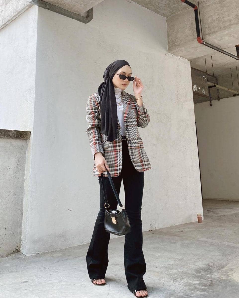 instagram.com/eykaaanizam, 1. Outfit Hijab dengan Celana Cutbray Denim, 2. Outfit Monokrom Celana Cutbray Wanita Berhijab, 3. Outfit Hijab Pakai Celana Cutbray dan Outer, 4. Celana Cutbray Wanita Berhijab Pakai kemeja, 5. Outfit Celana Cutbray Wanita Berhijab dengan Vest