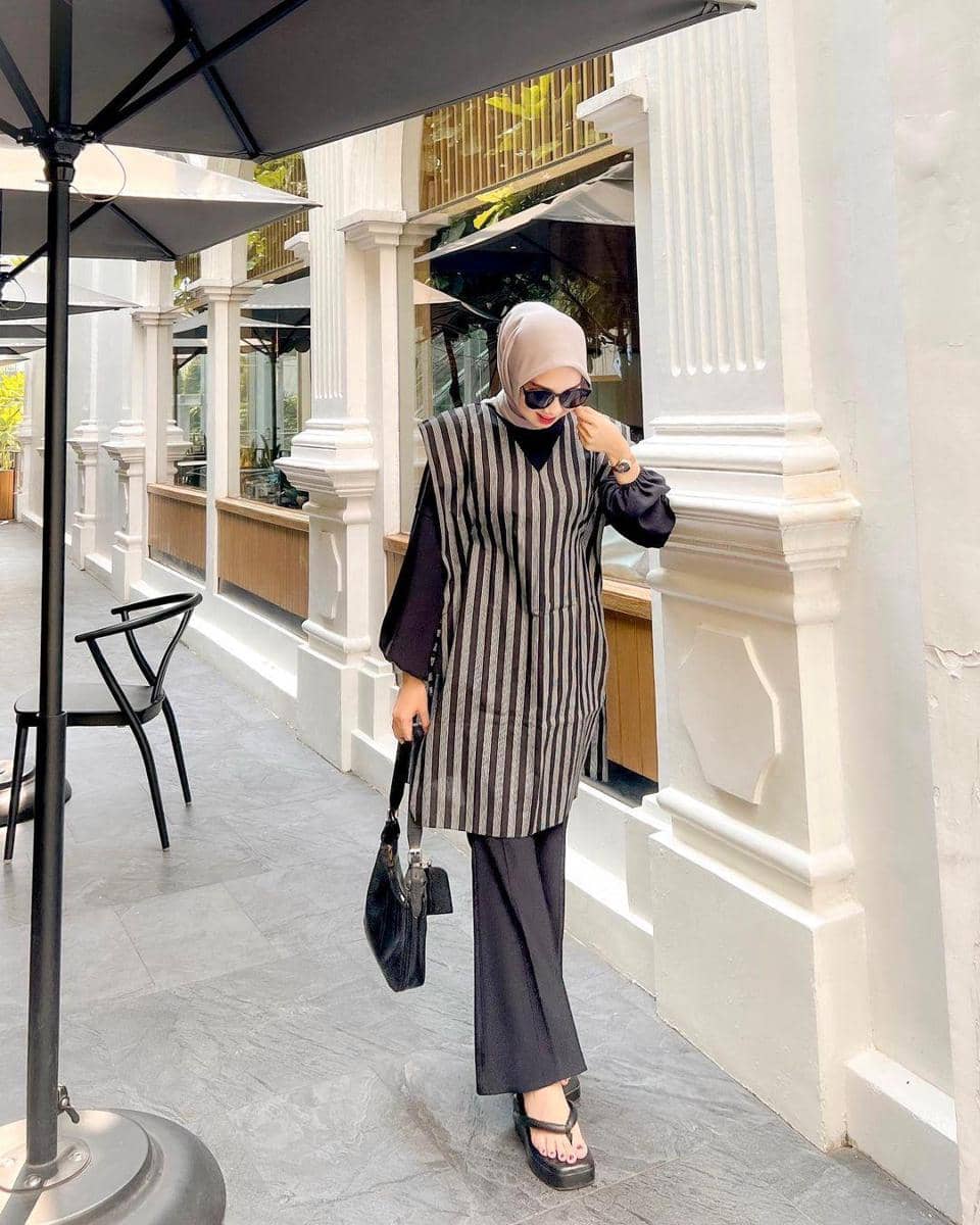 instagram.com/azizahlimi, 1. Outfit Hijab dengan Celana Cutbray Denim, 2. Outfit Monokrom Celana Cutbray Wanita Berhijab, 3. Outfit Hijab Pakai Celana Cutbray dan Outer, 4. Celana Cutbray Wanita Berhijab Pakai kemeja, 5. Outfit Celana Cutbray Wanita Berhijab dengan Vest