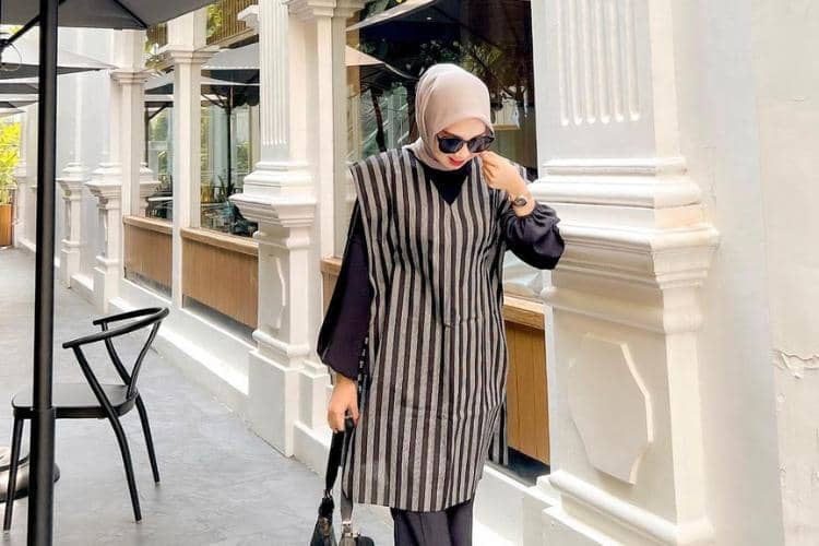 instagram.com/azizahlimi, 1. Outfit Hijab dengan Celana Cutbray Denim, 2. Outfit Monokrom Celana Cutbray Wanita Berhijab, 3. Outfit Hijab Pakai Celana Cutbray dan Outer, 4. Celana Cutbray Wanita Berhijab Pakai kemeja, 5. Outfit Celana Cutbray Wanita Berhijab dengan Vest