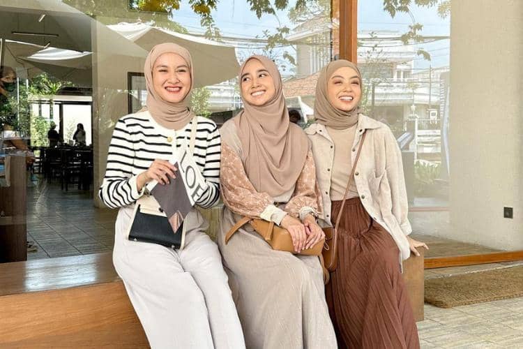 1. Outfit Pastel Pakai Jilbab Warna Nude, 2. OOTD Monokrom dengan Jilbab Warna Nude, 3. Andalkan Warna yang Bold dengan Jilbab Warna Nude, 4. Ciptakan Kontras Pakai Jilbab Warna Nude, 5. Padukan Jilbab Warna Nude dengan Pakaian Bermotif