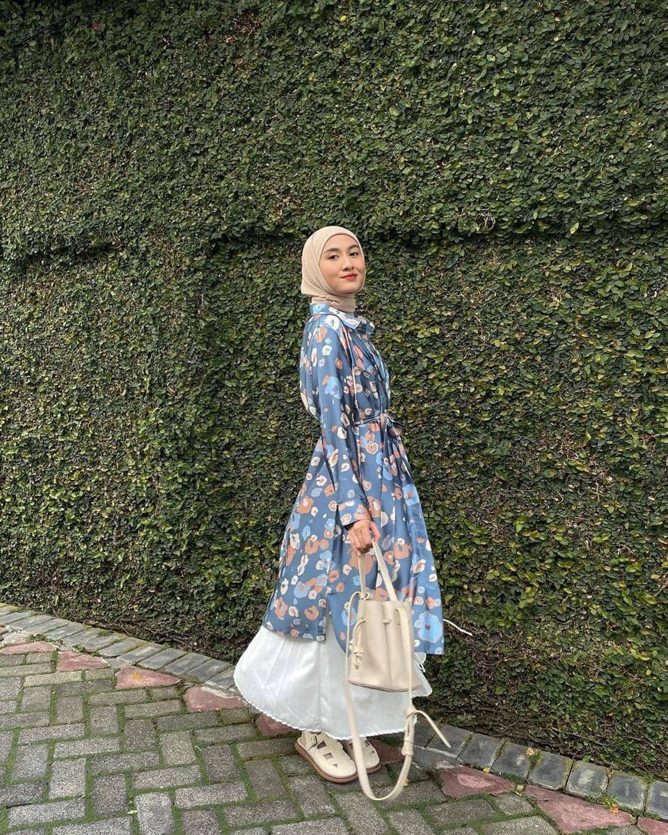 1. Outfit Pastel Pakai Jilbab Warna Nude, 2. OOTD Monokrom dengan Jilbab Warna Nude, 3. Andalkan Warna yang Bold dengan Jilbab Warna Nude, 4. Ciptakan Kontras Pakai Jilbab Warna Nude, 5. Padukan Jilbab Warna Nude dengan Pakaian Bermotif