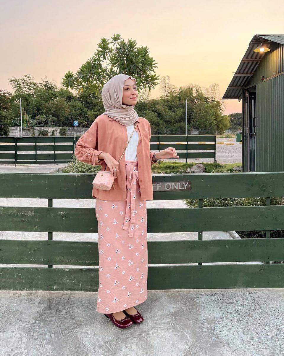 1. Outfit Pastel Pakai Jilbab Warna Nude, 2. OOTD Monokrom dengan Jilbab Warna Nude, 3. Andalkan Warna yang Bold dengan Jilbab Warna Nude, 4. Ciptakan Kontras Pakai Jilbab Warna Nude, 5. Padukan Jilbab Warna Nude dengan Pakaian Bermotif