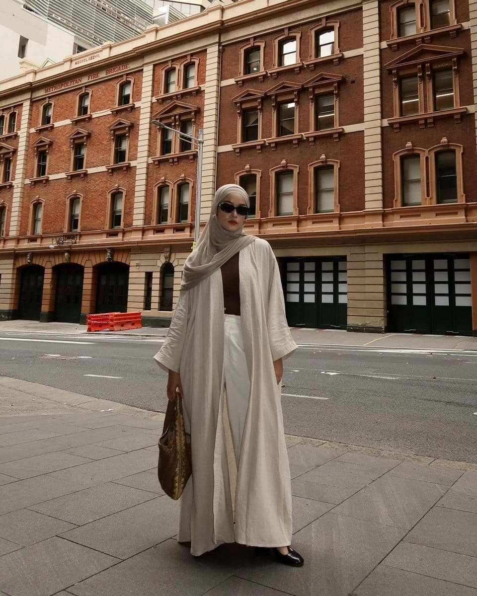 1. Outfit Pastel Pakai Jilbab Warna Nude, 2. OOTD Monokrom dengan Jilbab Warna Nude, 3. Andalkan Warna yang Bold dengan Jilbab Warna Nude, 4. Ciptakan Kontras Pakai Jilbab Warna Nude, 5. Padukan Jilbab Warna Nude dengan Pakaian Bermotif