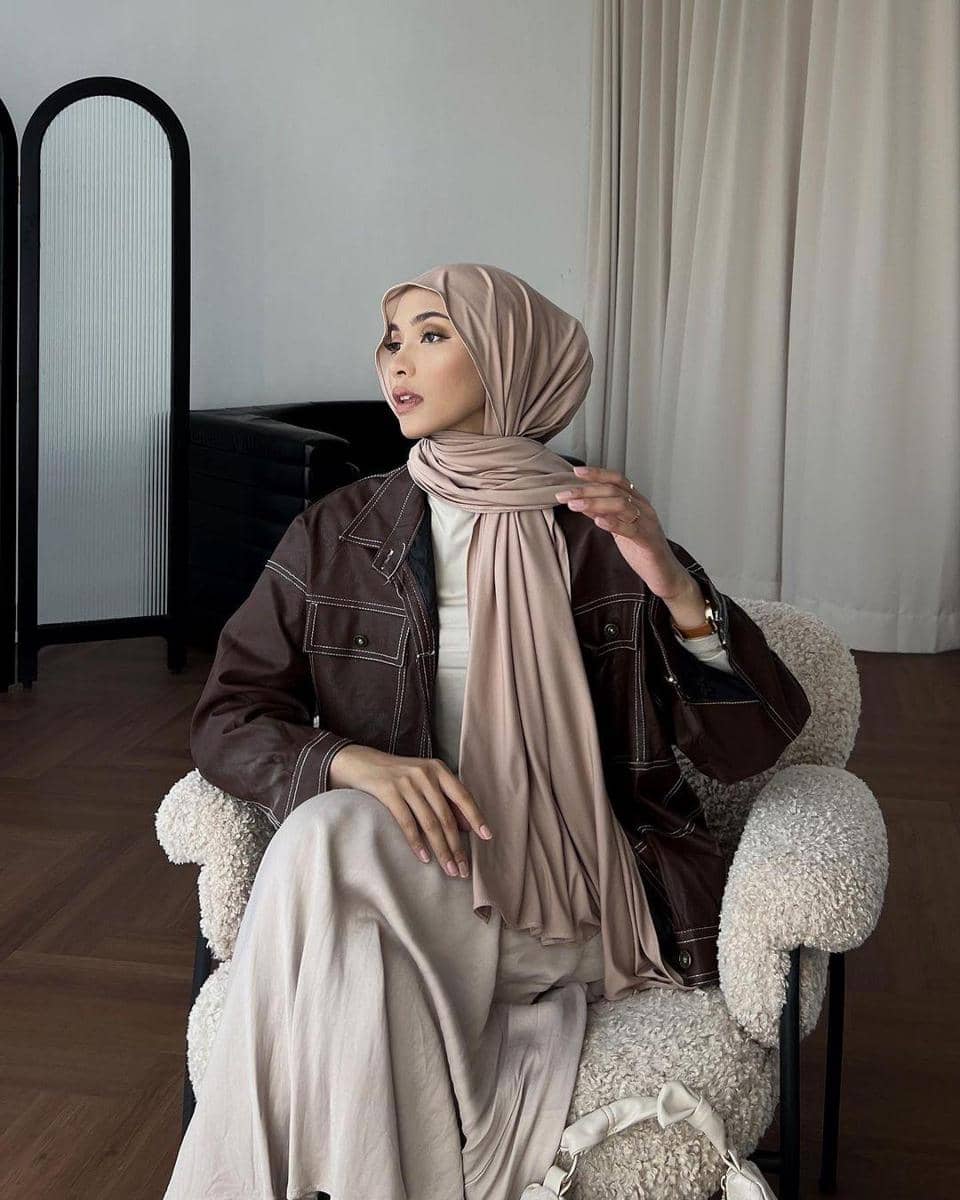 1. Outfit Pastel Pakai Jilbab Warna Nude, 2. OOTD Monokrom dengan Jilbab Warna Nude, 3. Andalkan Warna yang Bold dengan Jilbab Warna Nude, 4. Ciptakan Kontras Pakai Jilbab Warna Nude, 5. Padukan Jilbab Warna Nude dengan Pakaian Bermotif