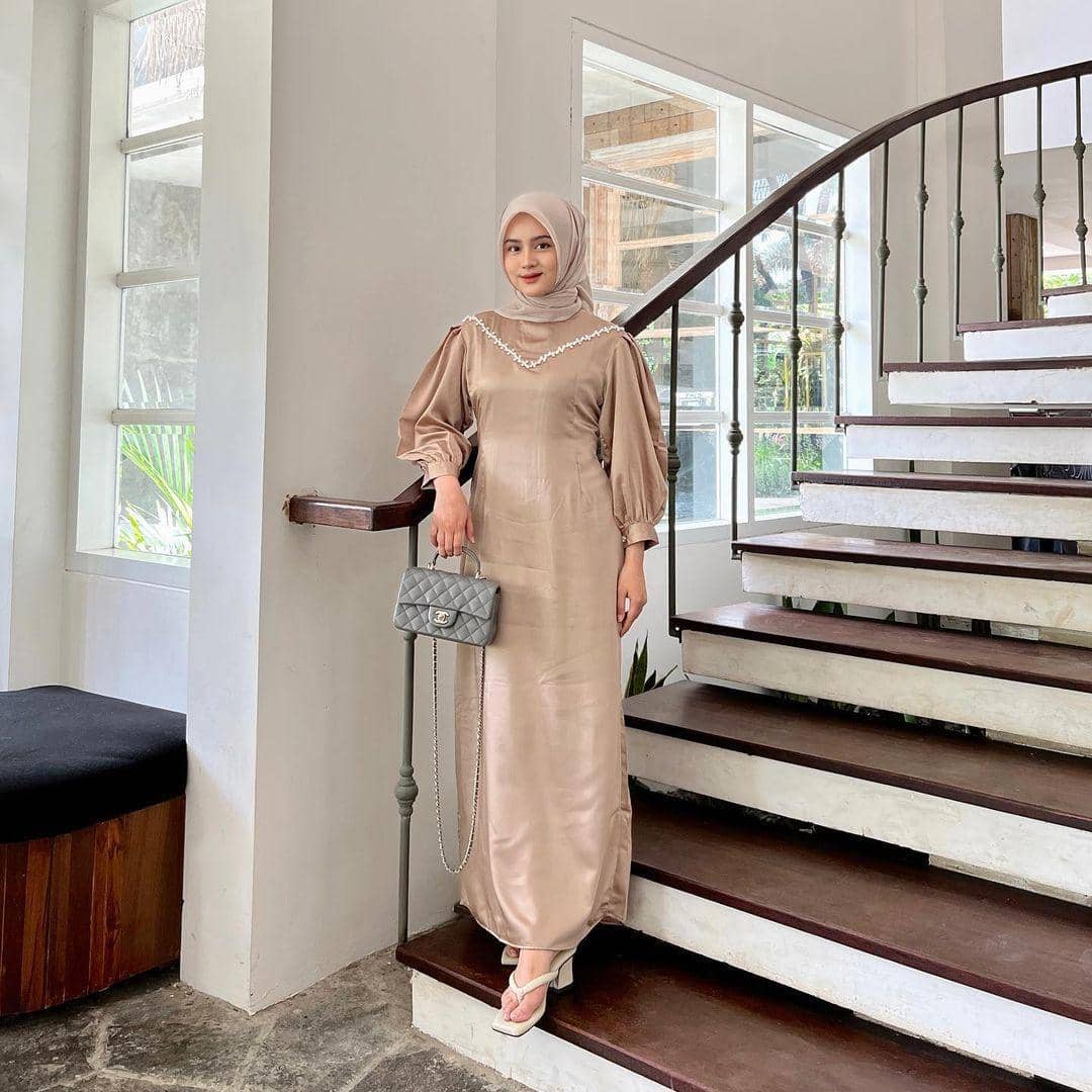 1. Gaun Bridesmaid Hijab Satin Ditumpuk dengan Sheer Blouse, 2. Dress Bridesmaid Hijab Satin dengan Vest Panjang, 3. Matching Set Satin dengan Outer Organza, 4. Dress Bridesmaid Hijab dengan Aksen Putih, 5. Gaun Bridesmaid Hijab Model Kerut