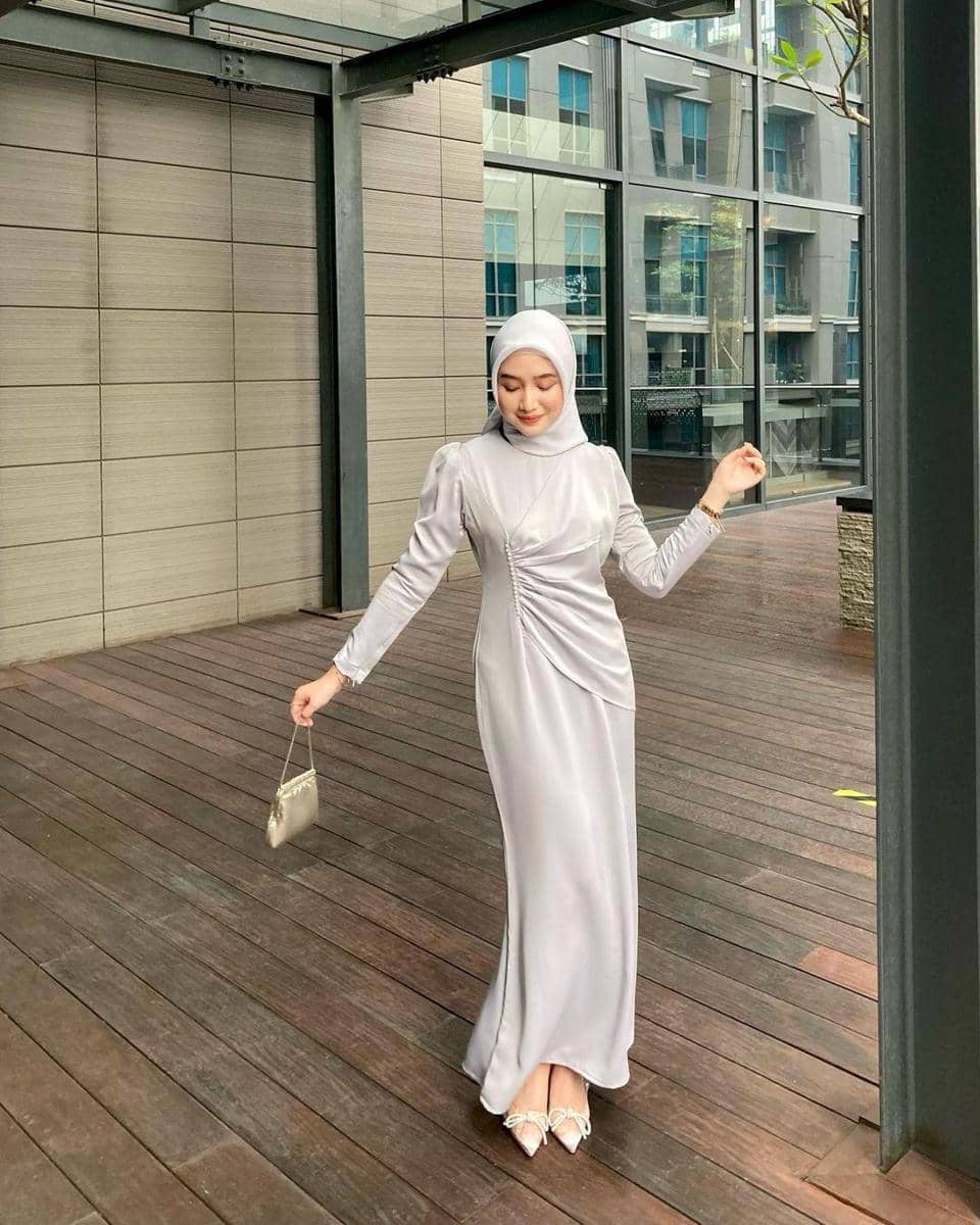 1. Gaun Bridesmaid Hijab Satin Ditumpuk dengan Sheer Blouse, 2. Dress Bridesmaid Hijab Satin dengan Vest Panjang, 3. Matching Set Satin dengan Outer Organza, 4. Dress Bridesmaid Hijab dengan Aksen Putih, 5. Gaun Bridesmaid Hijab Model Kerut