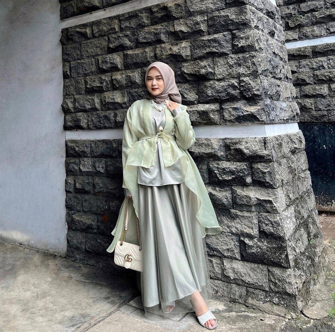 1. Gaun Bridesmaid Hijab Satin Ditumpuk dengan Sheer Blouse, 2. Dress Bridesmaid Hijab Satin dengan Vest Panjang, 3. Matching Set Satin dengan Outer Organza, 4. Dress Bridesmaid Hijab dengan Aksen Putih, 5. Gaun Bridesmaid Hijab Model Kerut