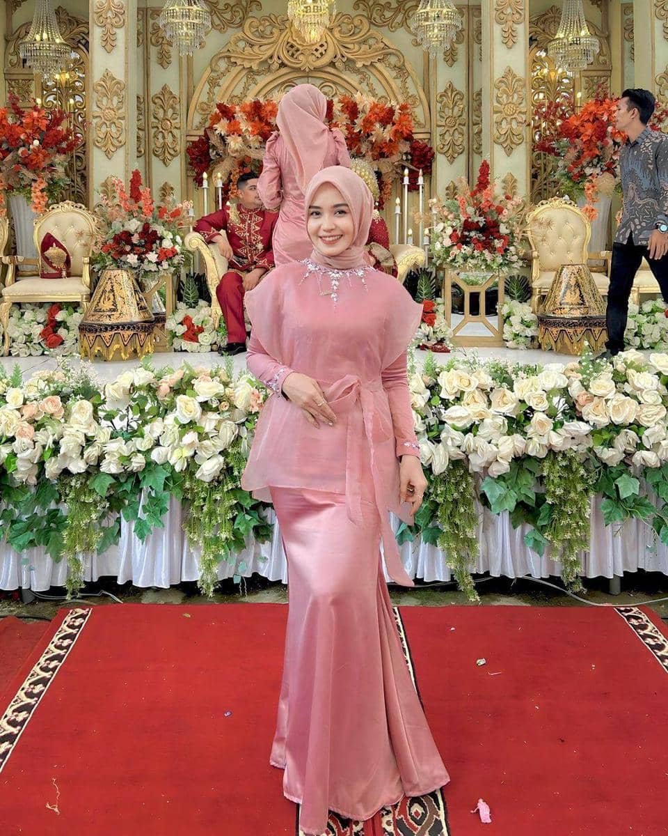 1. Gaun Bridesmaid Hijab Satin Ditumpuk dengan Sheer Blouse, 2. Dress Bridesmaid Hijab Satin dengan Vest Panjang, 3. Matching Set Satin dengan Outer Organza, 4. Dress Bridesmaid Hijab dengan Aksen Putih, 5. Gaun Bridesmaid Hijab Model Kerut
