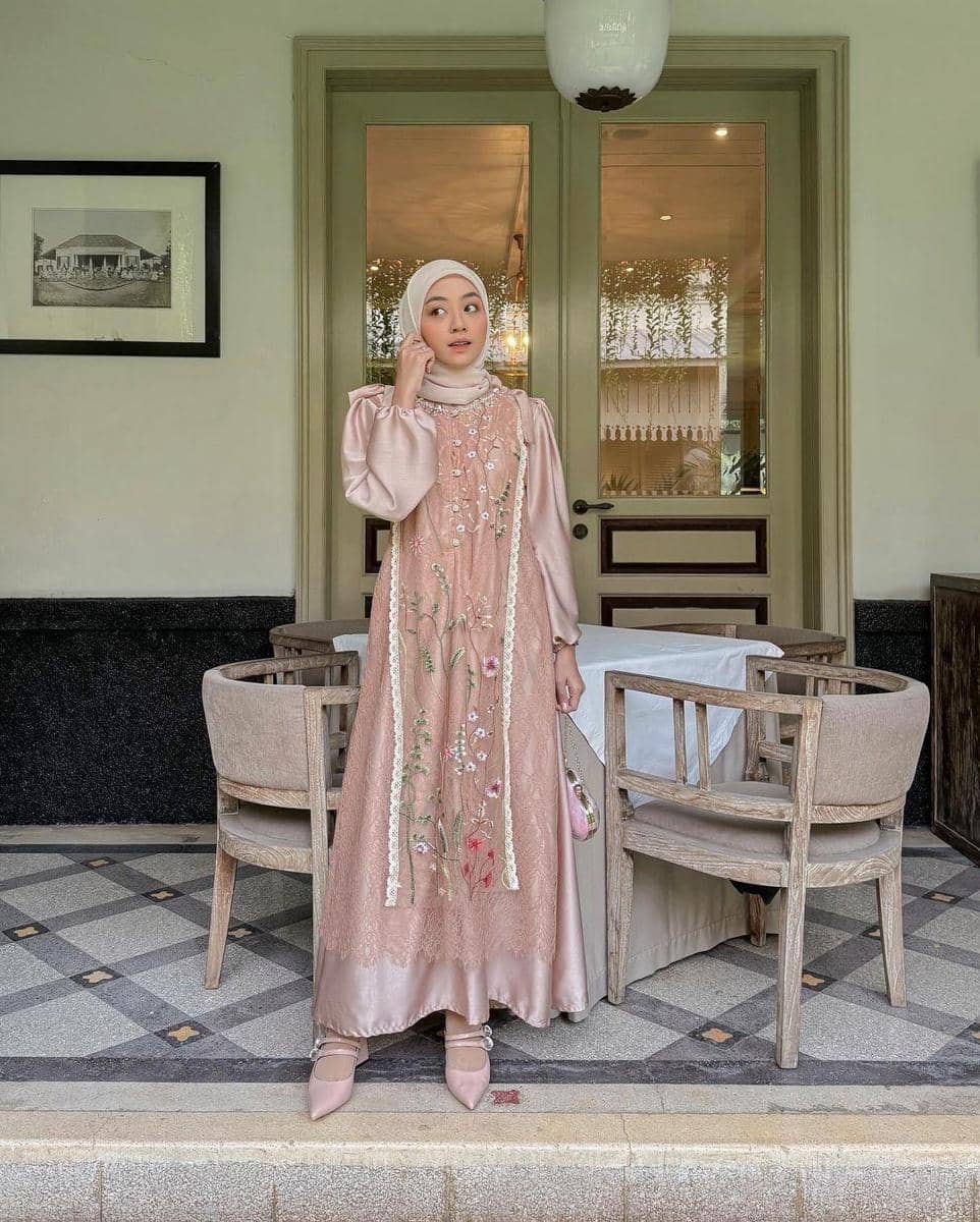 1. Gaun Bridesmaid Hijab Satin Ditumpuk dengan Sheer Blouse, 2. Dress Bridesmaid Hijab Satin dengan Vest Panjang, 3. Matching Set Satin dengan Outer Organza, 4. Dress Bridesmaid Hijab dengan Aksen Putih, 5. Gaun Bridesmaid Hijab Model Kerut