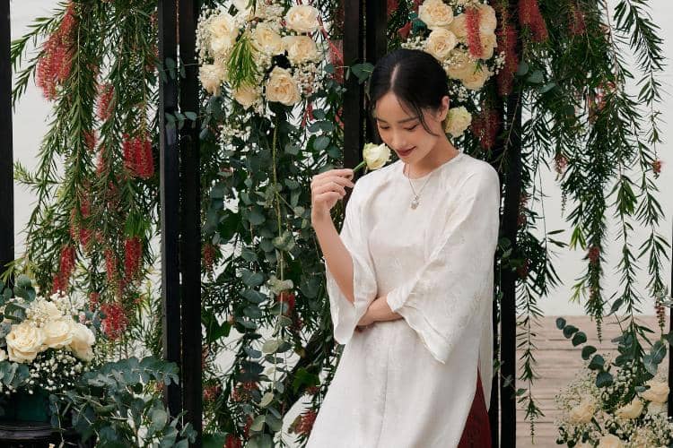 pinterest.com, 1. Midi Dress, 2. Maxi Dress dengan Bahan Transparan, 3. Tunik dan Celana, 4. Gamis Modern dan Selendang, 5. Matching Set dengan Hiasan Ornamen