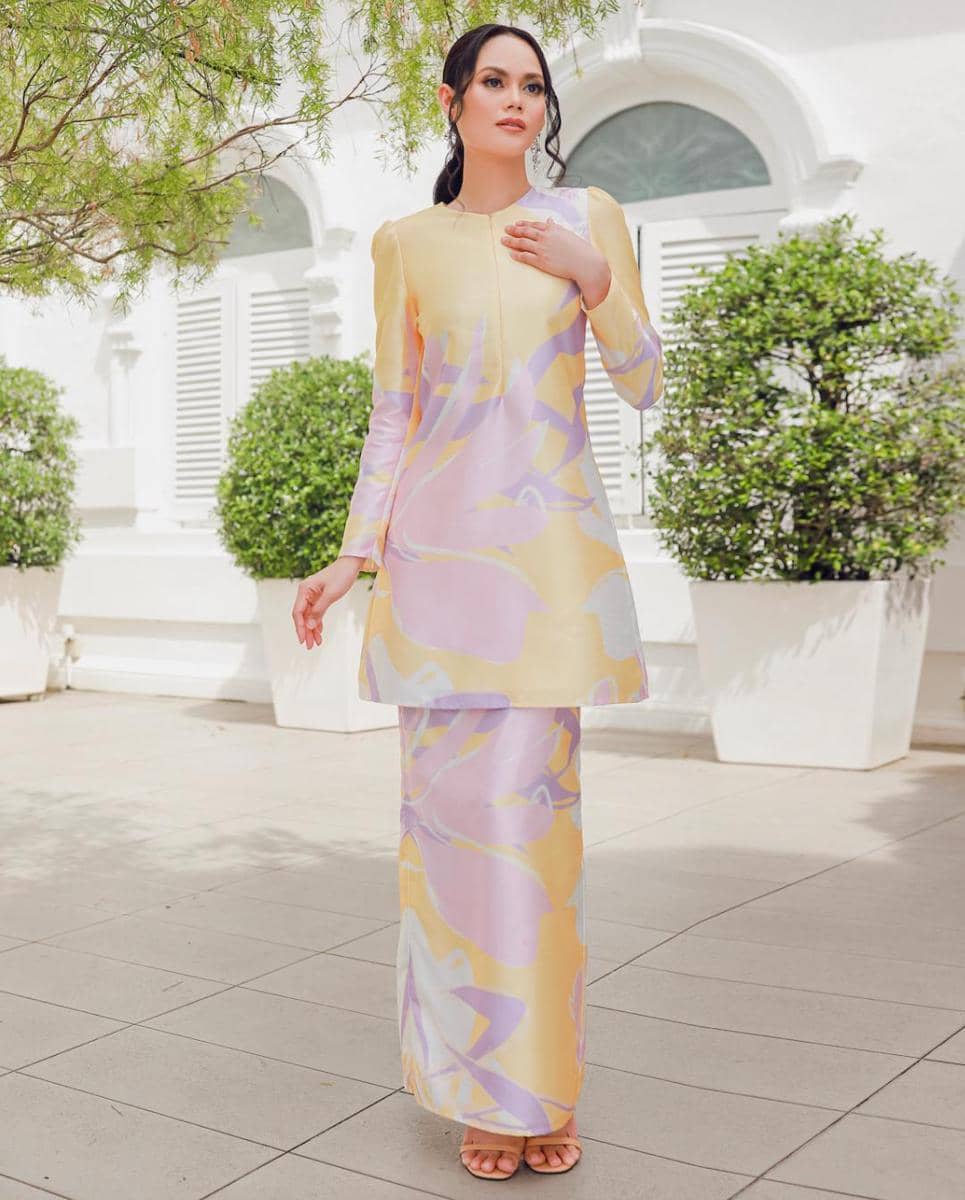jemels.com, 1. Baju Kurung Melayu dengan Ornamen, 2. Baju Kurung Melayu Motif Floral, 3. Kebaya Kurung Melayu Bahan Bertekstur, 4. Baju Kurung Melayu dengan Bordir, 5. Baju Kebaya Melayu Modern