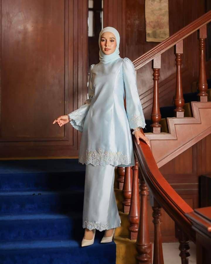 pinterest.com, 1. Baju Kurung Melayu dengan Ornamen, 2. Baju Kurung Melayu Motif Floral, 3. Kebaya Kurung Melayu Bahan Bertekstur, 4. Baju Kurung Melayu dengan Bordir, 5. Baju Kebaya Melayu Modern