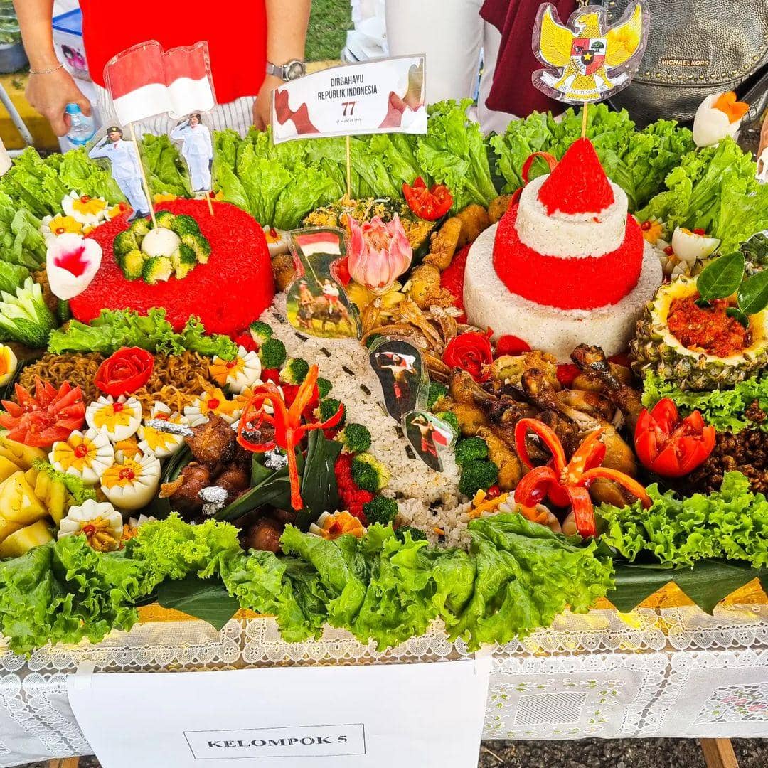 instagram.com/qiutin.kitchen, 1. Nasi tumpeng merah putih, 2. Bubur merah putih, 3. Ongol-ongol merah putih, 4. Martabak merah putih