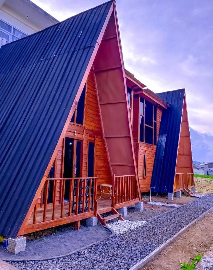 1. The Heaven Glamping &amp; Resto Wonosobo, 2. Hostel Dieng Sikidang Glamping, 3. The Moby Park, 4. Bagas Luxury Camp, 5. Glamping Diengcool, 6. Dieng Forest Park, 7. Bukit Cinta Telaga Menjer, 8. Cabin Grio Dieng