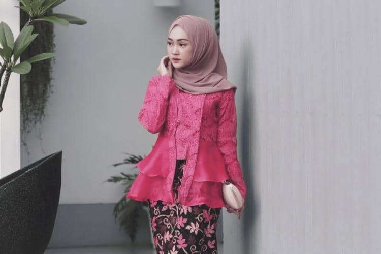 IDN Times, 1. Mengenal warna pink fanta, 2. Jilbab salmon pink, 2. Jilbab pink magenta, 4. Jilbab ungu dusty , 5. Jilbab coklat susu