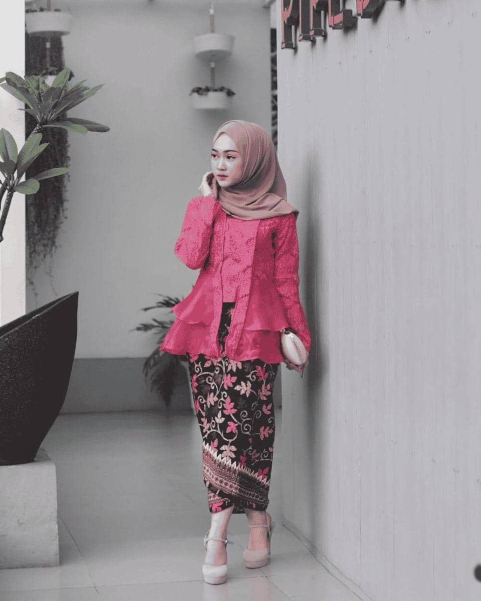 IDN Times, 1. Mengenal warna pink fanta, 2. Jilbab salmon pink, 2. Jilbab pink magenta, 4. Jilbab ungu dusty , 5. Jilbab coklat susu