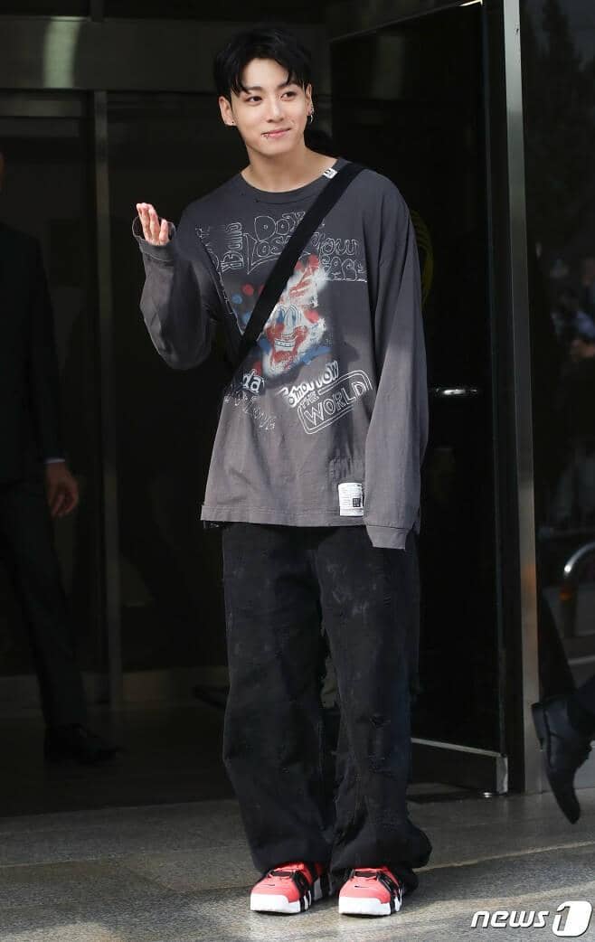 newsfeed.dispatch.co.kr, 1. Mengenal outfit “starboy”, 2. Ciri khas tampilan outfit "starboy", 3. Padu-padan outfit "starboy" a la Jacob Elordi, 4. Padu-padan outfit "starboy" a la Jungkook, 5. Adaptasi outfit "starboy" untuk cewek