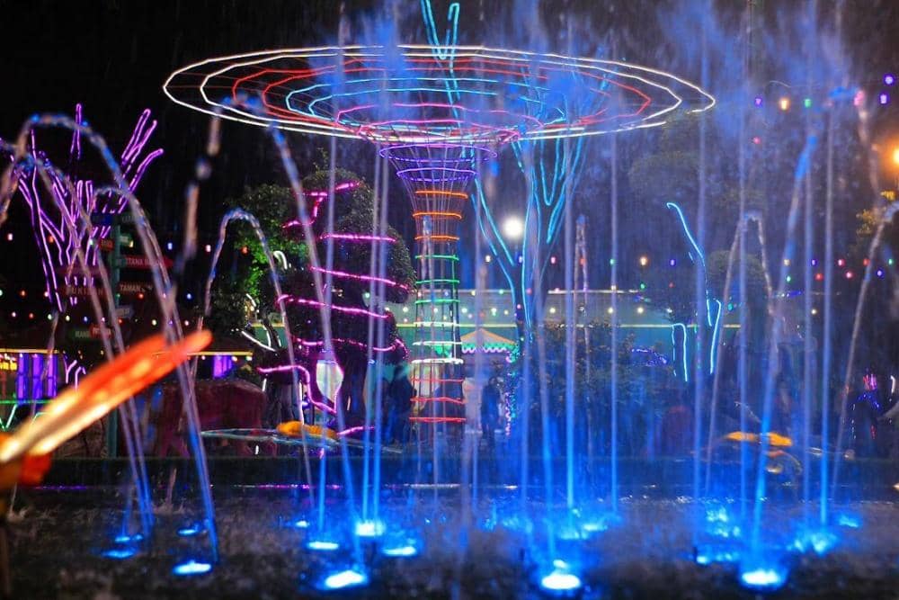 Tapak tilas keberadaan Rainbow Alamanda, Lokasi, jam operasional, dan harga tiket masuk, Rute menuju Wisata Rainbow Alamanda, Wahana dan fasilitas Rainbow Alamanda