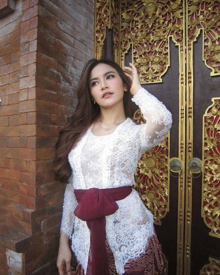 1. Kebaya Bali warna pink, 2. Kebaya Bali warna Putih, 3. Kebaya Bali warna baby blue, 4. Kebaya Bali warna hijau, 5. Kebaya Bali warna kuning
