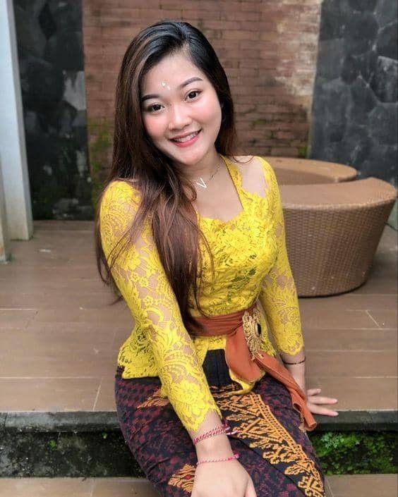 1. Kebaya Bali warna pink, 2. Kebaya Bali warna Putih, 3. Kebaya Bali warna baby blue, 4. Kebaya Bali warna hijau, 5. Kebaya Bali warna kuning