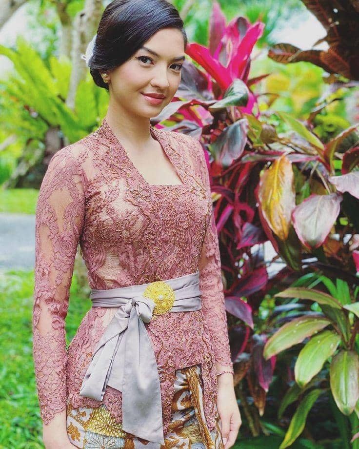 1. Kebaya Bali warna pink, 2. Kebaya Bali warna Putih, 3. Kebaya Bali warna baby blue, 4. Kebaya Bali warna hijau, 5. Kebaya Bali warna kuning