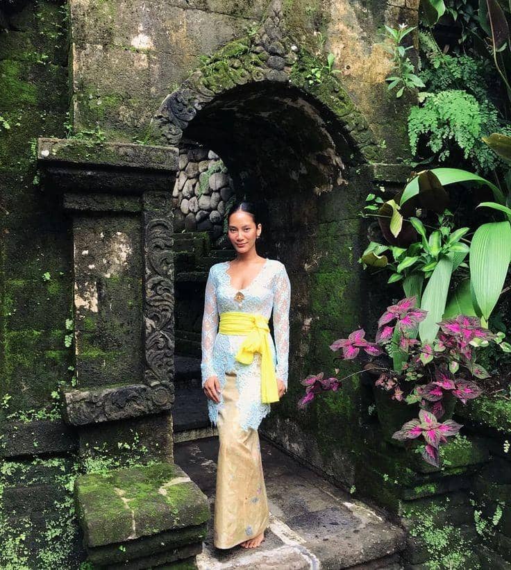 1. Kebaya Bali warna pink, 2. Kebaya Bali warna Putih, 3. Kebaya Bali warna baby blue, 4. Kebaya Bali warna hijau, 5. Kebaya Bali warna kuning