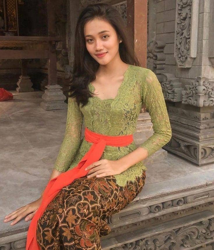 1. Kebaya Bali warna pink, 2. Kebaya Bali warna Putih, 3. Kebaya Bali warna baby blue, 4. Kebaya Bali warna hijau, 5. Kebaya Bali warna kuning