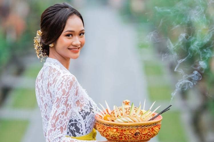 1. Sejarah dan makna payas alit Bali, 2. Perbedaan payas alit Bali dan lainnya, 3. Pakaian dan aksesori yang dikenakan untuk payas alit Bali, 4. Payas alit Bali dalam upacara adat, 5. Keunikan payas alit Bali